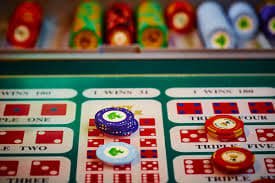 Hasil pembayaran Three Card Poker di meja senja togel